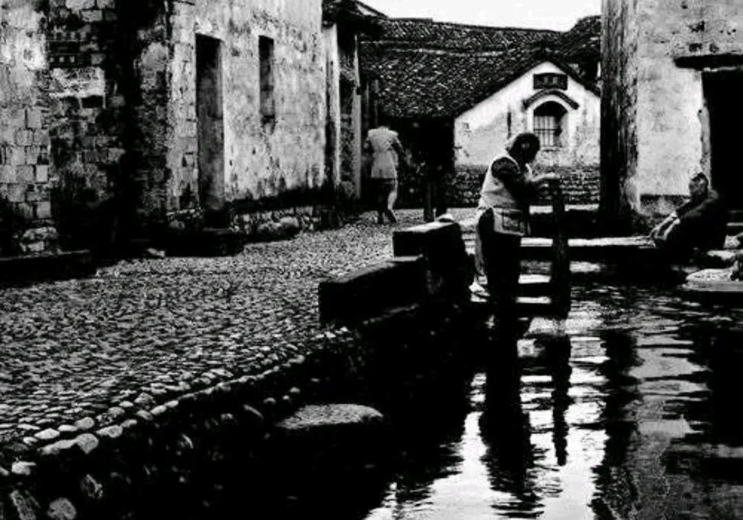 在上海和苏南方言中，对“讨厌”这个词，各地有不同的说法，上海和苏州叫“戳气”，现