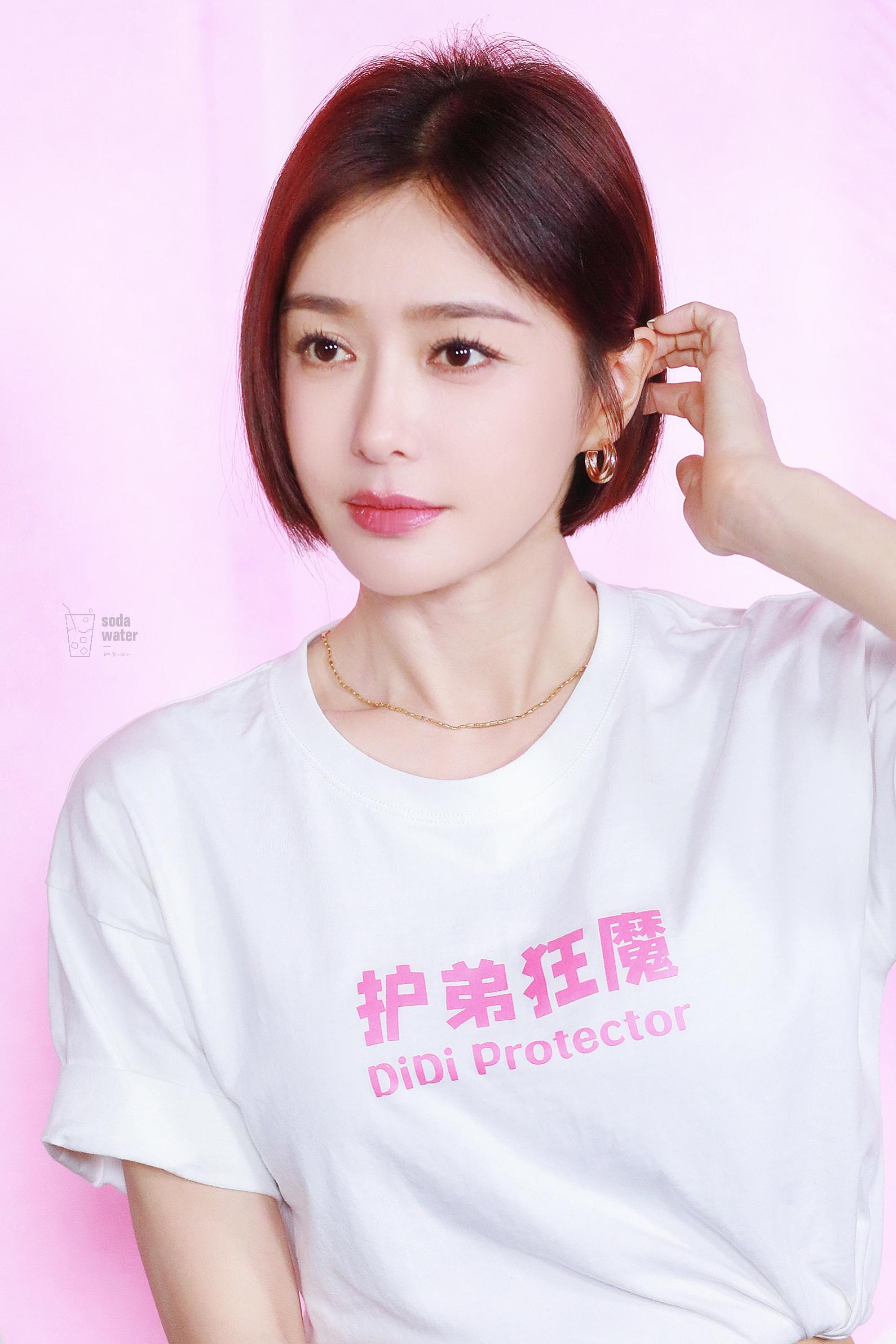 秦岚 气质温婉而优雅，黑色丝袜在她的腿上展现出一种别样的风情。不仅完美勾勒出她修