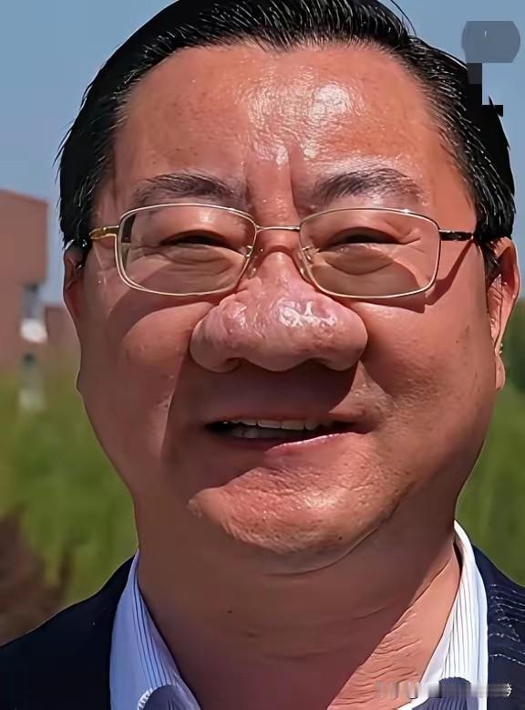 这个鼻子是我见过最大的，感觉他演魔王都不用怎么化妆。都说鼻头大有福气，大家都知道