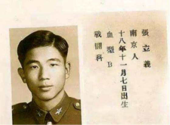 1965年，内蒙古一农妇正做早饭，突然房门异响，她循声望去，一穿飞行服的人正趴在