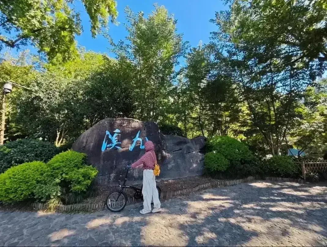 杭州九溪“千沟万壑十八涧，重峦叠嶂落九溪。”夏日炎炎最好的避暑胜地就是杭州九溪十