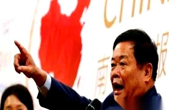 合同“啪”地一下，被甩在桌子正中央。
刚才还哄堂大笑的法国人，笑声像被掐住脖子的