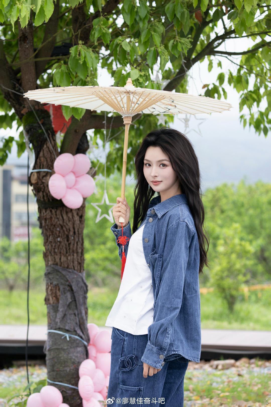 廖慧佳订书机手搓表演服早就知道廖慧佳是手搓巨匠，但是没想到订书机都能成为她手搓的