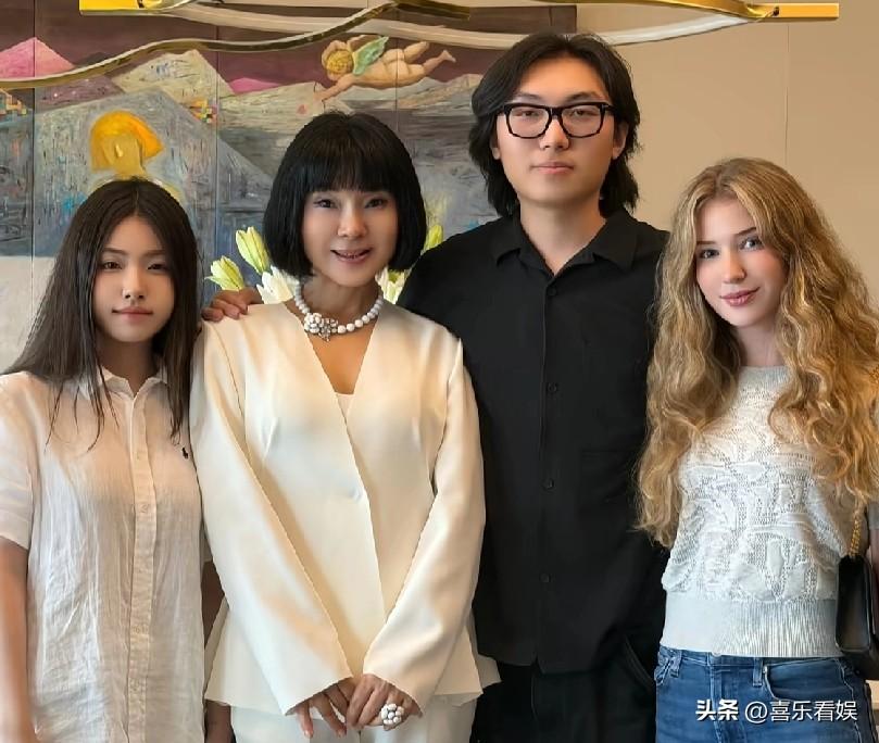 58岁歌手陈红，罕晒全家福！
 
6月17号，歌手陈红突然在社交平台更了条动态，