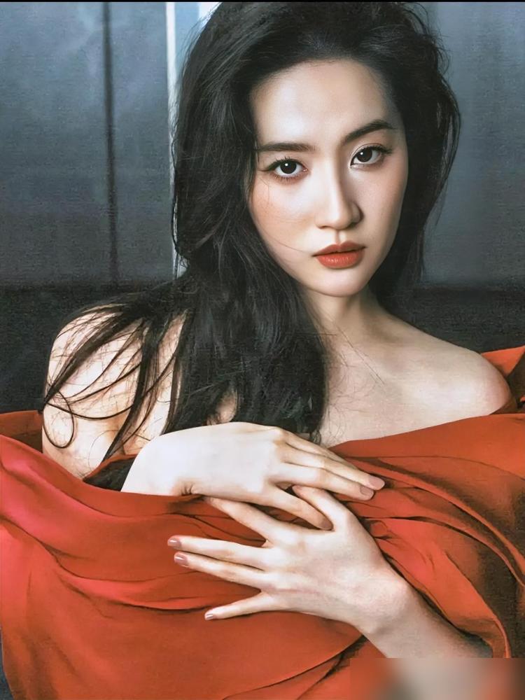 刘亦菲这根颈椎，算是把内娱的脸打肿了。
 
17岁拍《神雕》，冰冷的瀑布直接把她