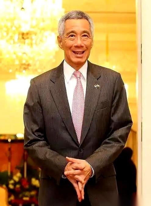 那句“我们和中国人同宗同祖”，话音刚落，台下新加坡人，哄堂大笑。
我跟你说，这笑