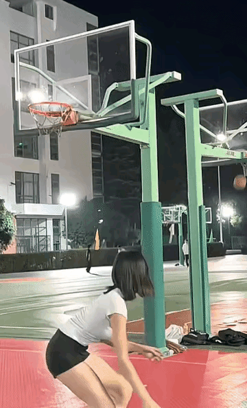 美女这篮球技术可以啊，一般人真没这技术。