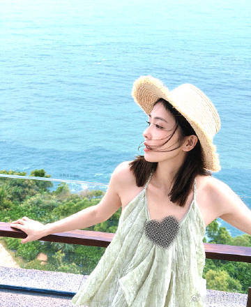白鹿短发沙滩照白鹿花卉泳装超适配 浪花、沙滩与短发白鹿相遇，花卉泳装清新养眼，满