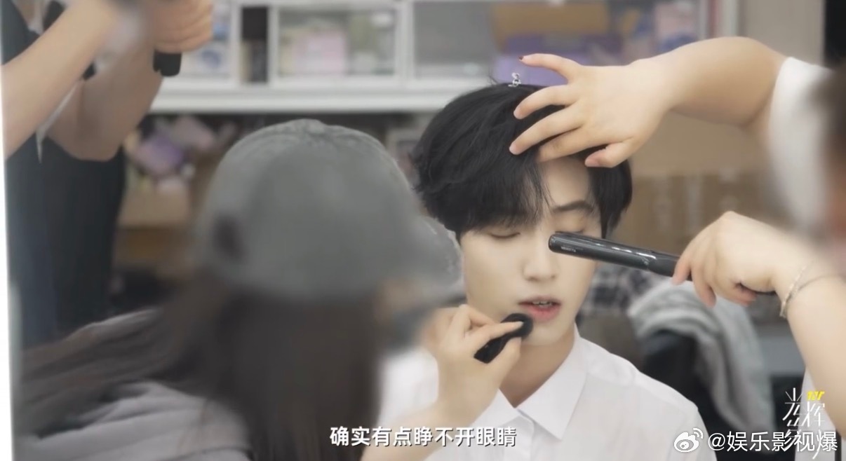 严浩翔纪录片毕业片段 咱就说严浩翔为毕业照五点就起来弄妆造，穿上学士服的氛围感直