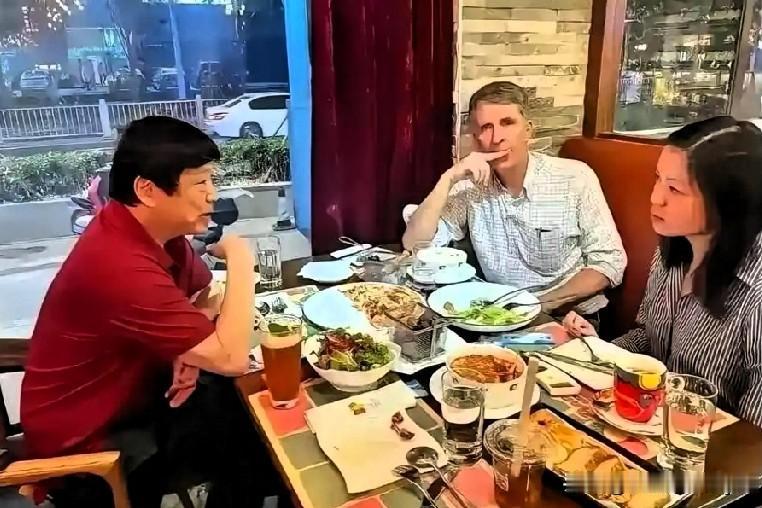 胡锡进与《纽约时报》记者王月眉用餐的旧照流出，迅速在网络上引发轩然大波。
汤家凤