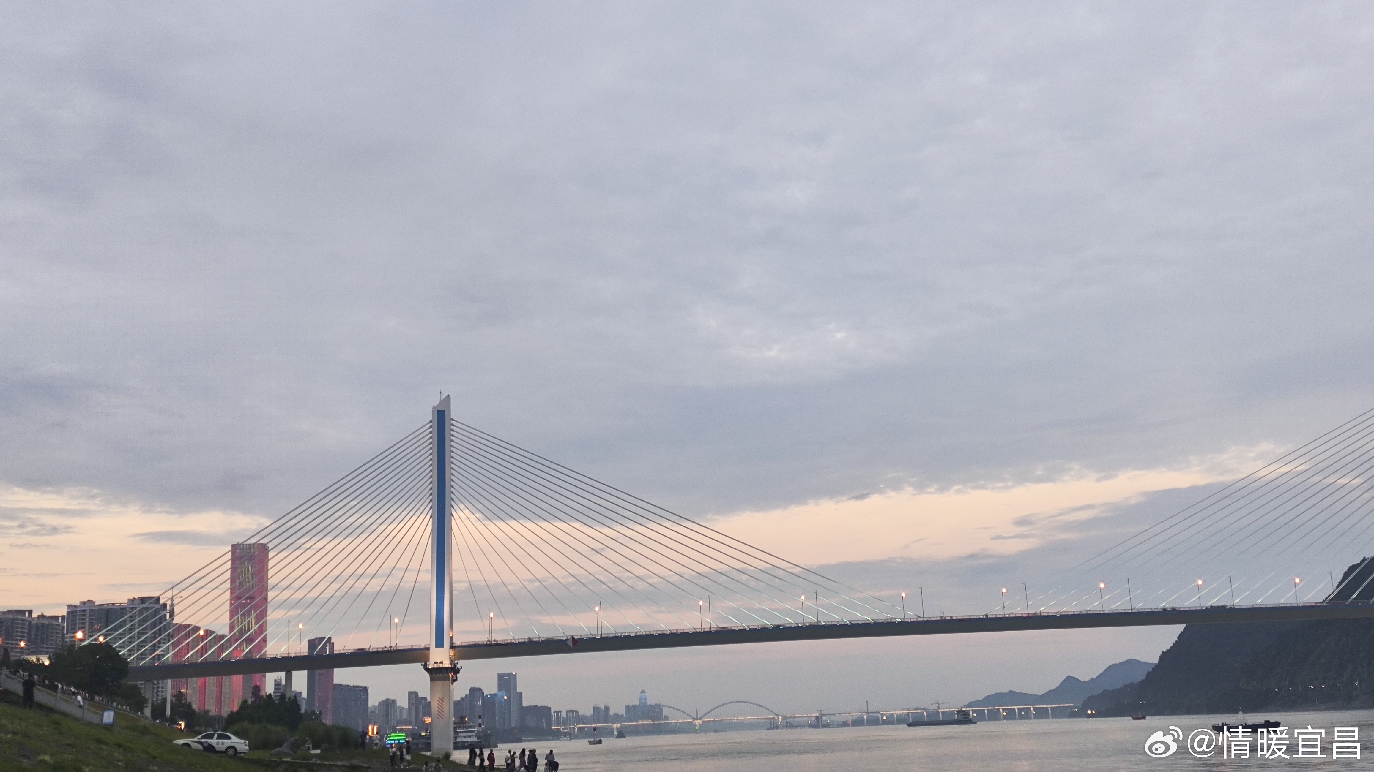 早安你已连续早安问候3276天，昨晚睡了6小时58分钟。生活五颜六色，每天都是人