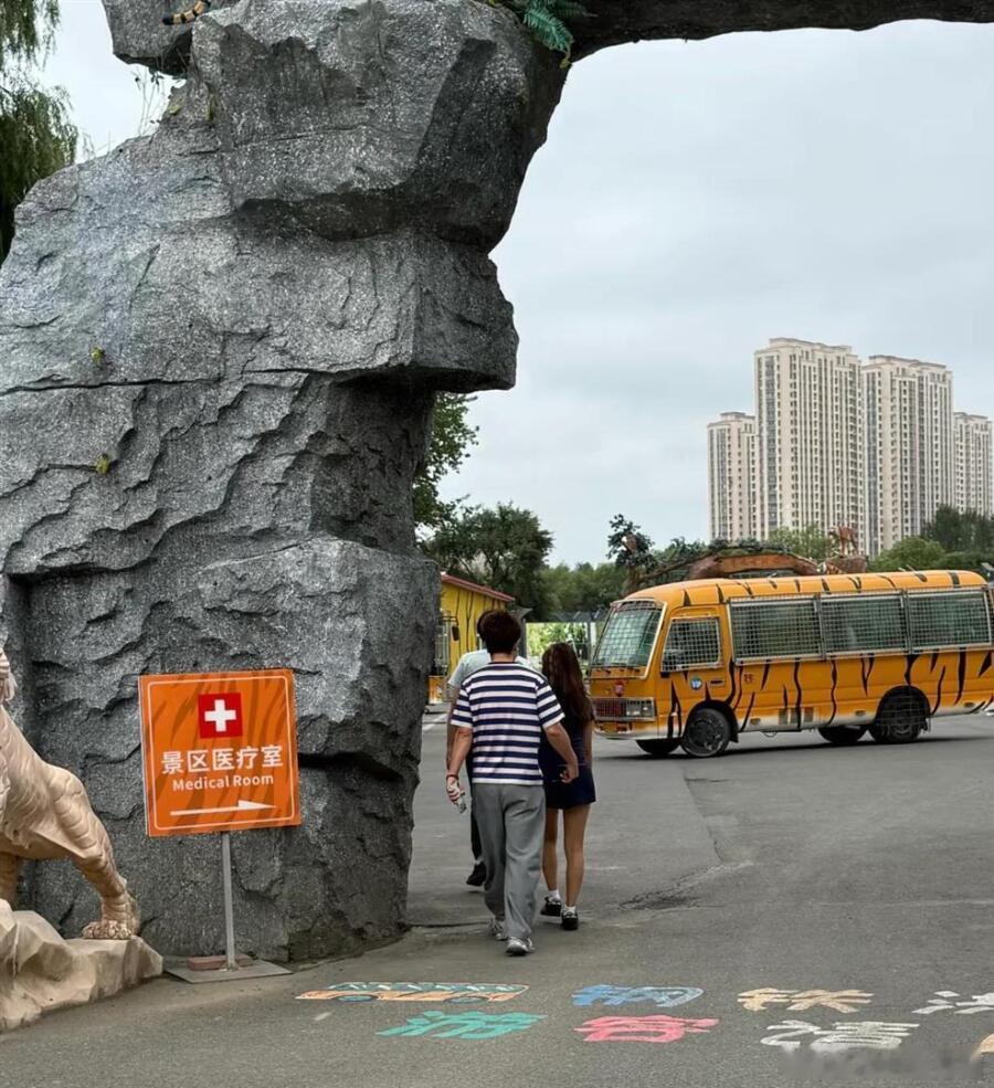 8月2日，有网友在哈尔滨东北虎林园偶遇贾乃亮带着女儿甜馨逛虎园。 13岁的甜馨黑