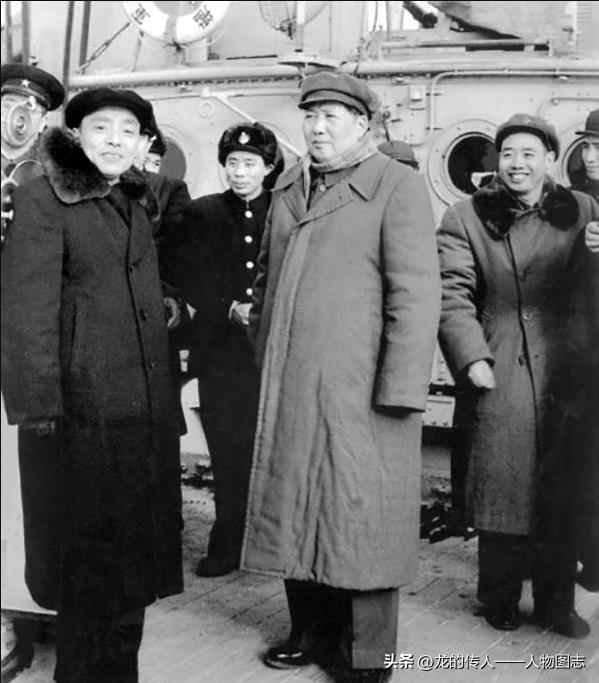 1953年2月21日毛主席在长江舰上