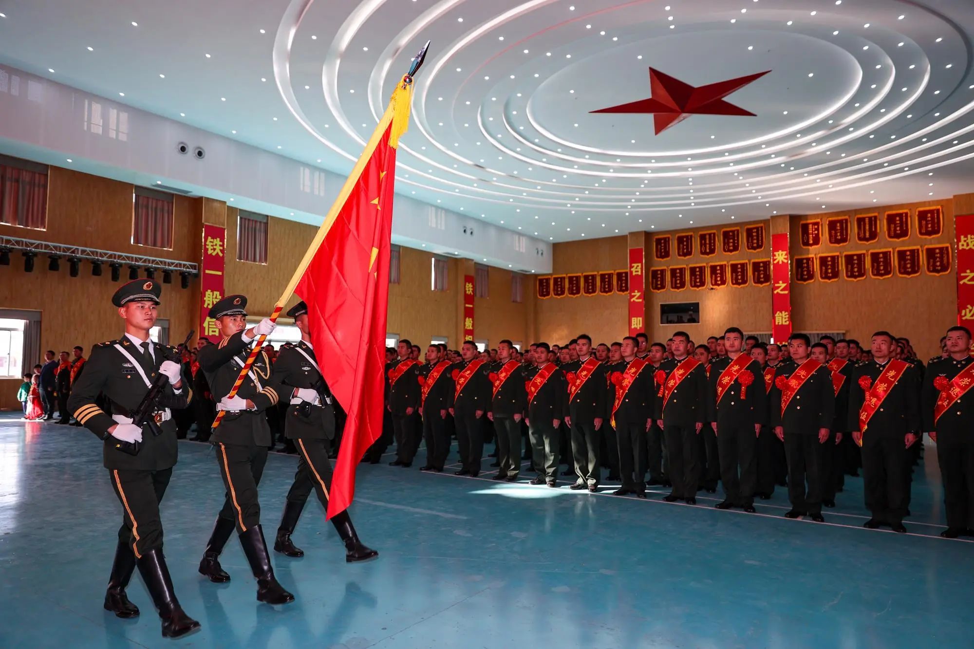 东部战区陆军组织冬季士兵退役仪式（人民前线） 