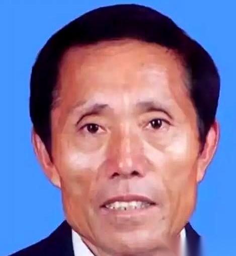 河南那个村支书李连成，绝对是个狠人。他自己掏6万办厂，一年干出200万。年底分红