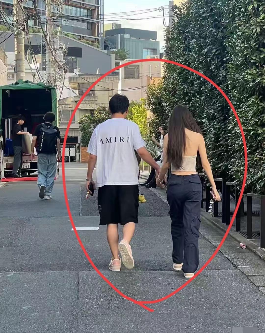 撕葱被网友偶遇…
这是为日本街头～
小王跟女友相伴而行，这位女友跟小王在一起的时