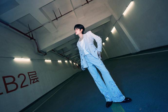 #井胧镜头前VS镜头后# 井胧将镜头前后的状态展现出来，镜头前帅气，镜头后努力，