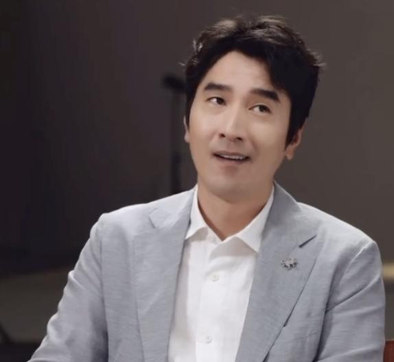 赵又廷说电影行业已经没了，将来电影会变成小众奢侈品！

还说以后女儿能干别的，就
