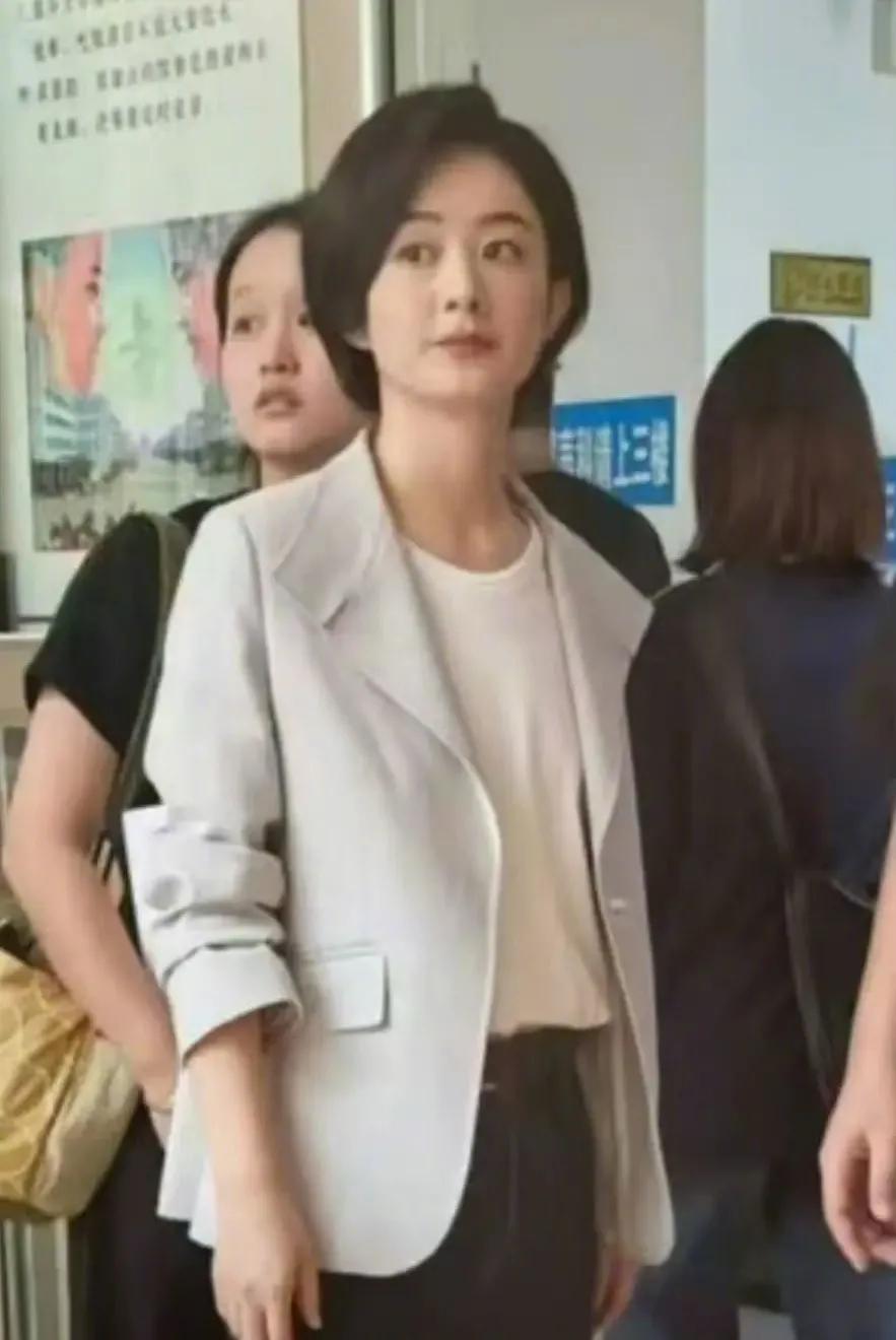 #赵丽颖新剧超短发# 天呐！赵丽颖新剧《造城者》居然是超短发造型，可塑性好强！