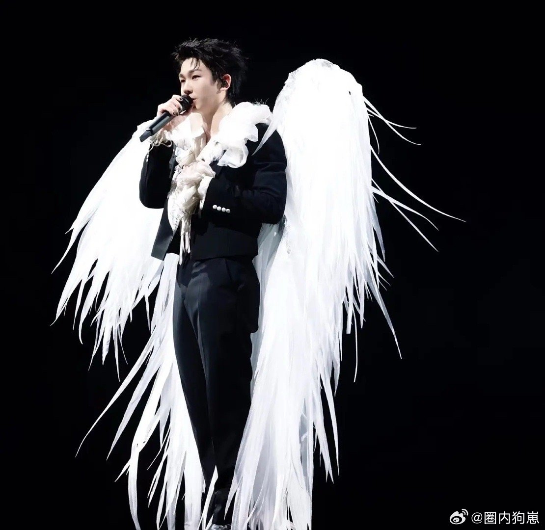 白举纲你神图有了 从光影到眼神到整个人的状态，这张图每一处都刚刚好，白举纲确实有