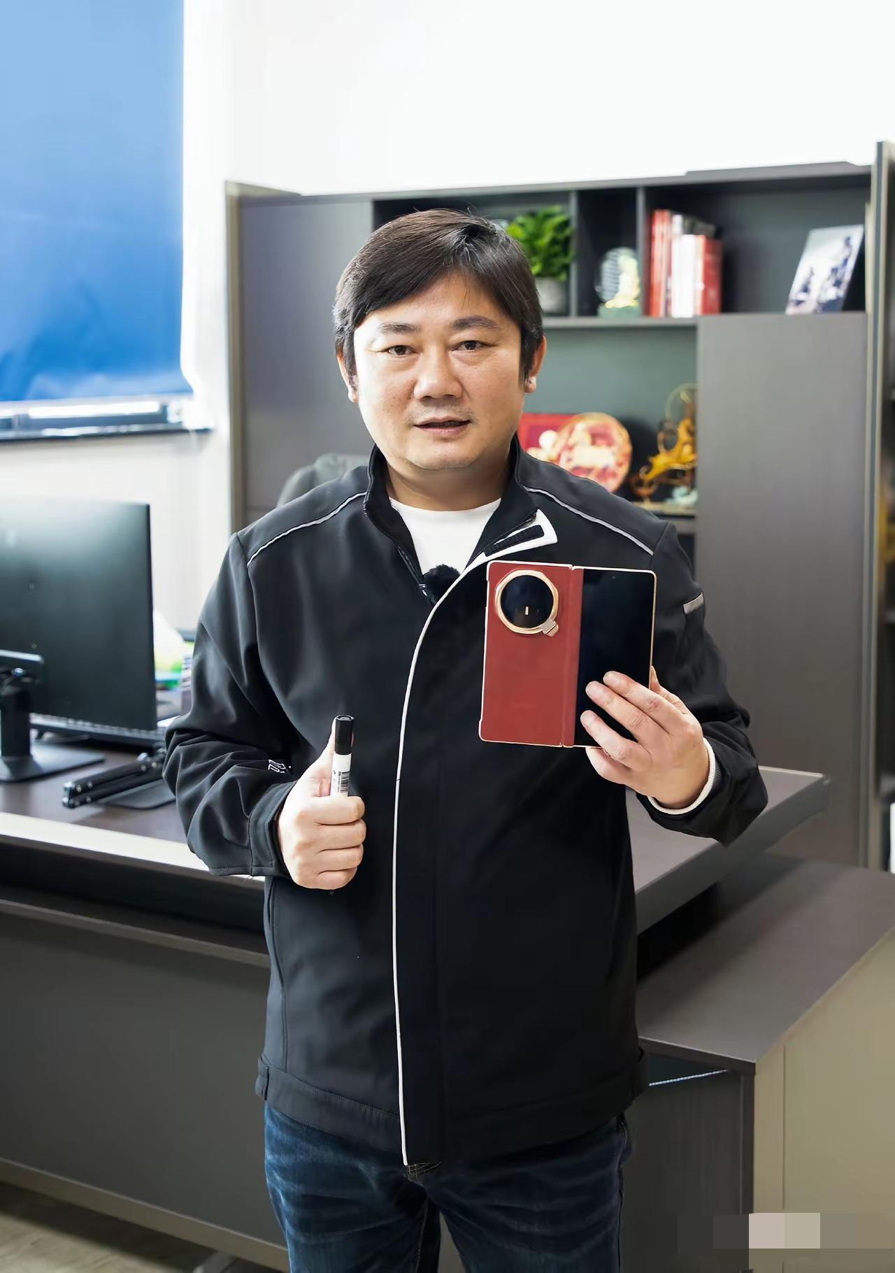 昨天荣耀官宣赞助张雪机车，今天荣耀就派团队坐早班机飞到重庆，亲自给张雪把手机换了