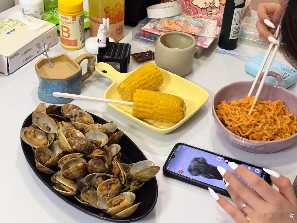 人类对牛奶的开发不足1%今天正好刷到一个视频，先是电饭煲里放上玉米、芝士倒上牛奶