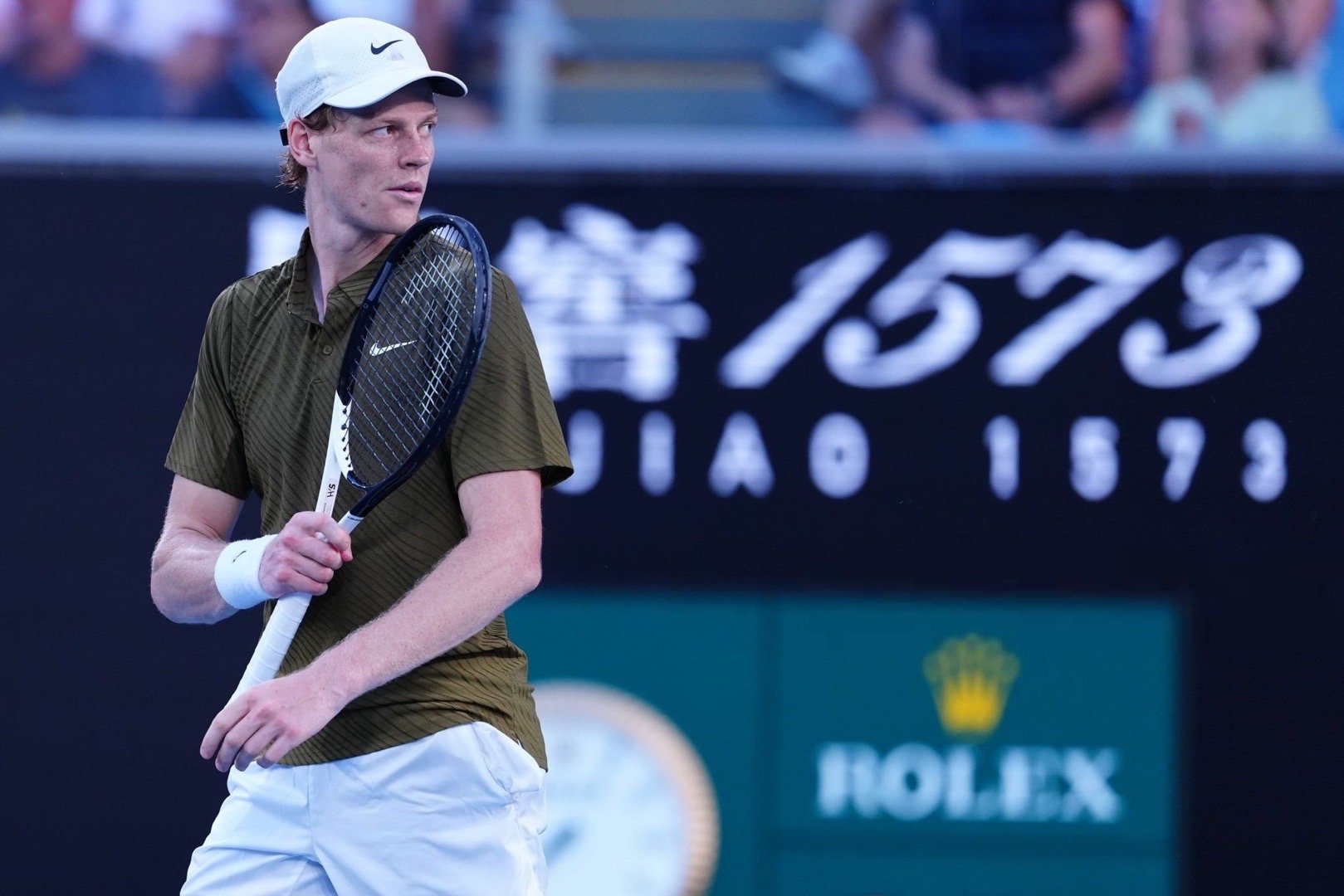 虽然第三盘第十局错过两个赛点后，在抢七开局0-2。不过辛纳在比赛最后阶段提升状态