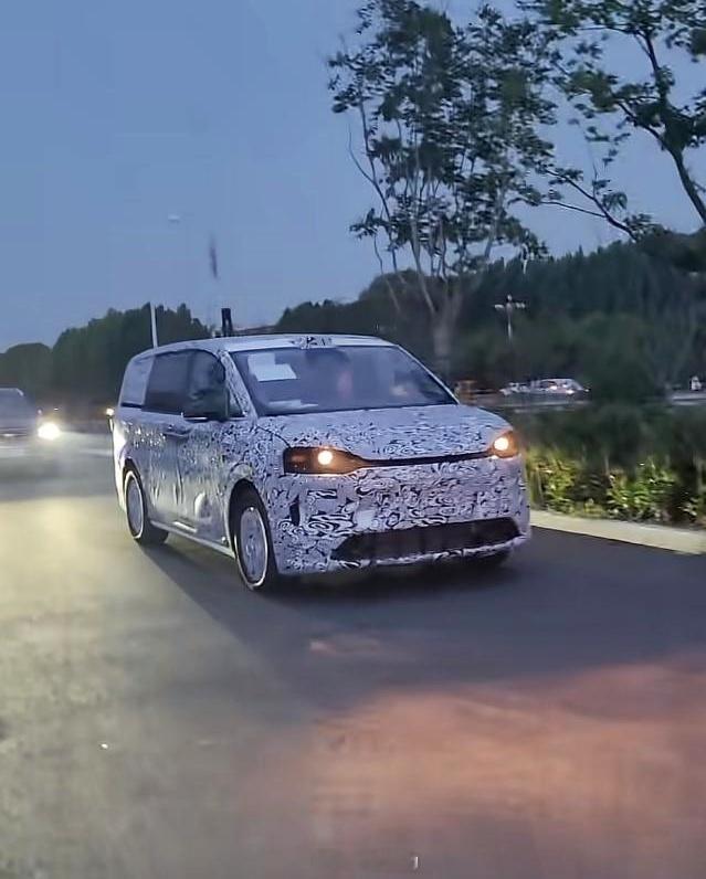不是，为啥好多人说这是智界的MPV？看这套前脸，明明跟问界家族如出一辙呀[晕]新