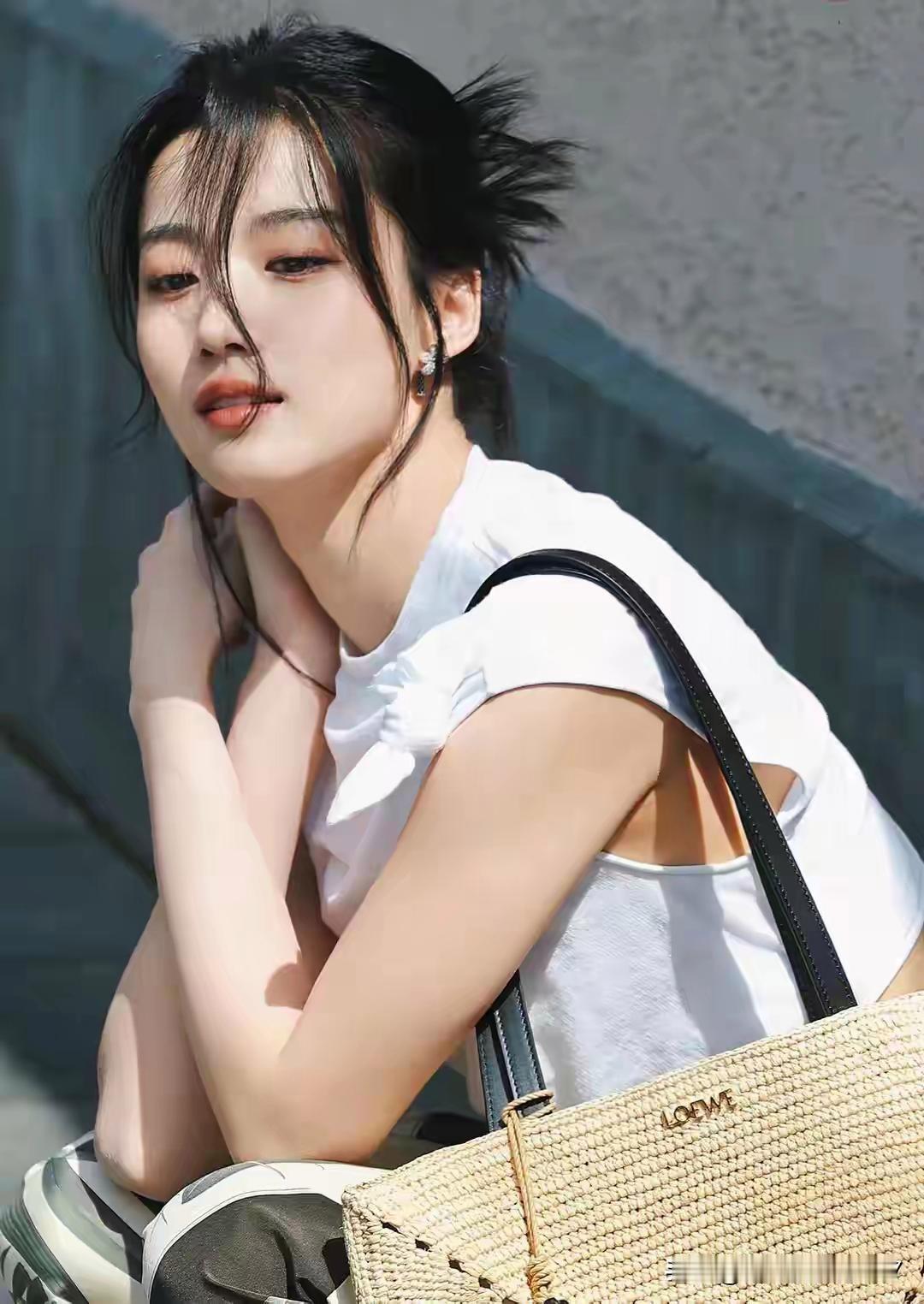 夏日清新风穿搭，白色上衣配草编包简直是绝配！
就像很多人觉得白色显胖、廉价，但只