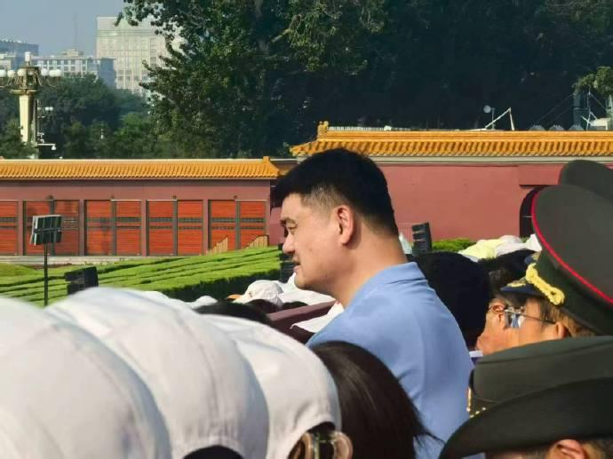9.3大阅兵：这个人有点挡视线了吧……