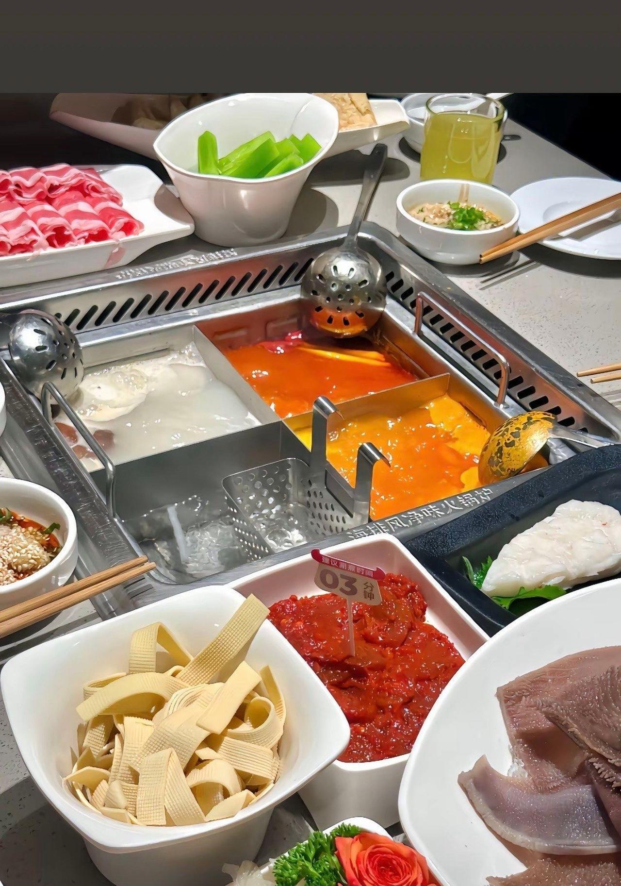 海底捞一般都有卫生间呀，还离就餐区不远！带娃外食咱多留个心眼，入座先问清楚卫生间