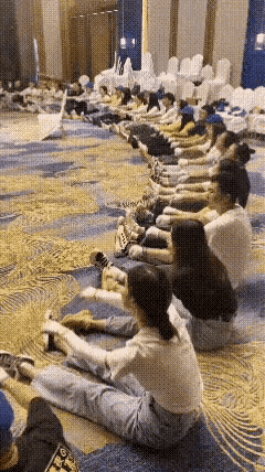 这是一个团建的游戏，会越晃越快，然后结束了之后，就会告诉你。如果你一个人这么快的