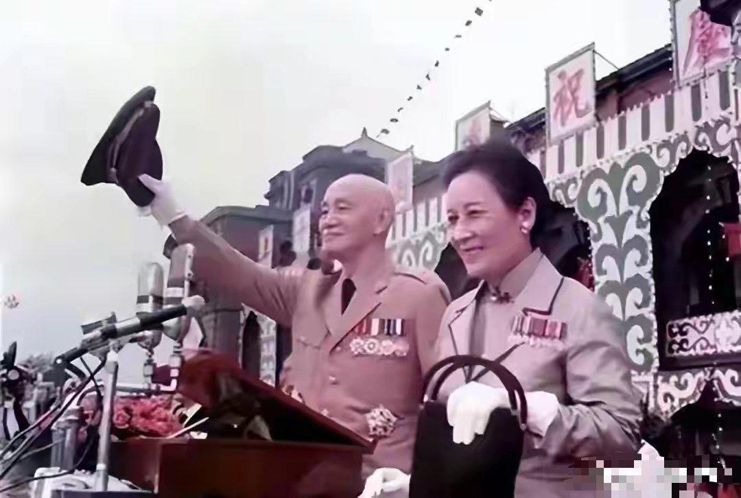宋美龄唯一的军装照难得一见！十分惊艳！ 
