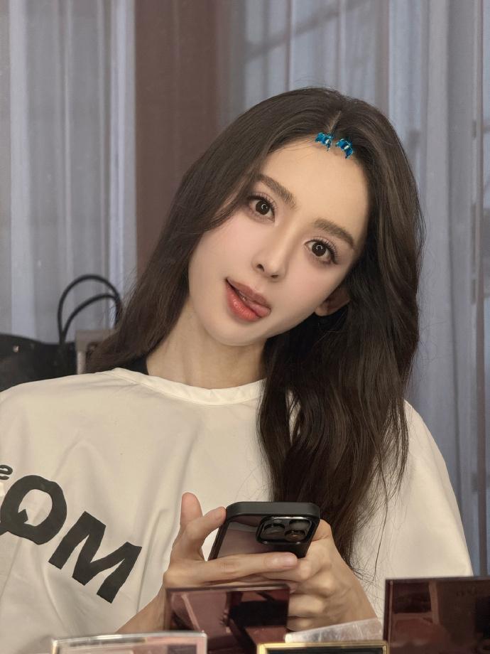 #娜扎歪头版# ​​​#娜扎甜美闪现三连#娜扎的歪头版太迷人了。甜美气息四溢，闪