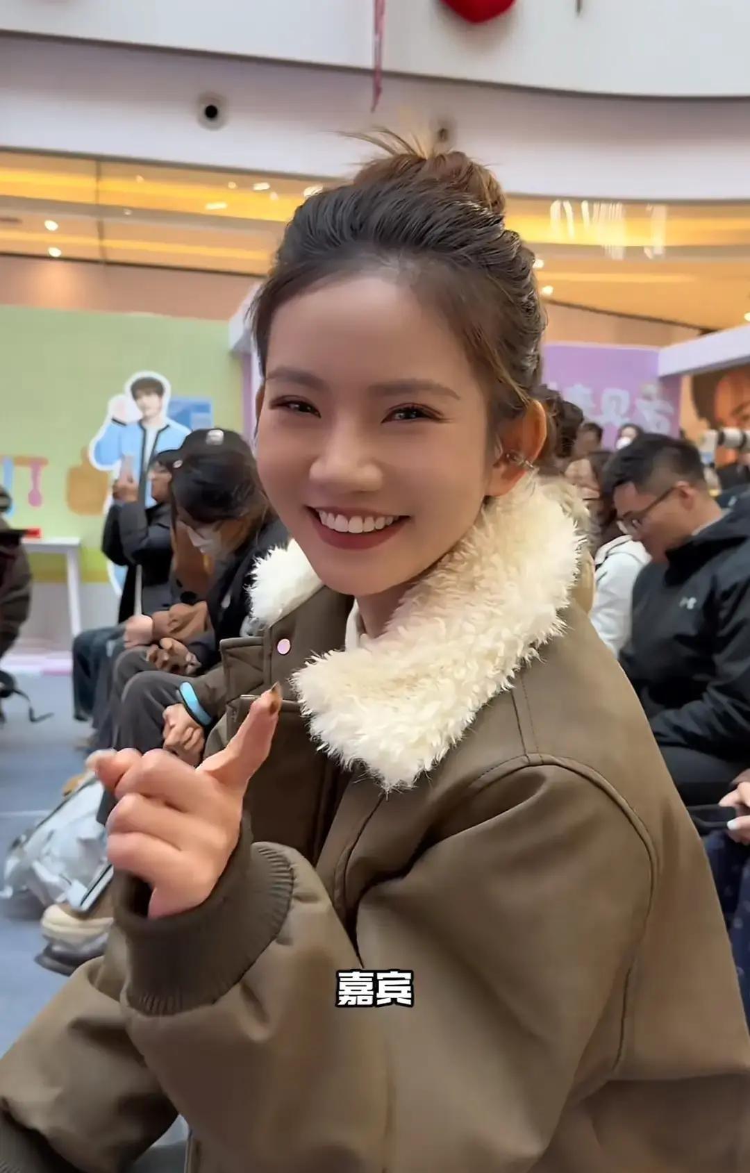 可可一边咳嗽一边背科目一题库，镜头里脸烧得通红，手里还攥着错题本。
张远直播连麦