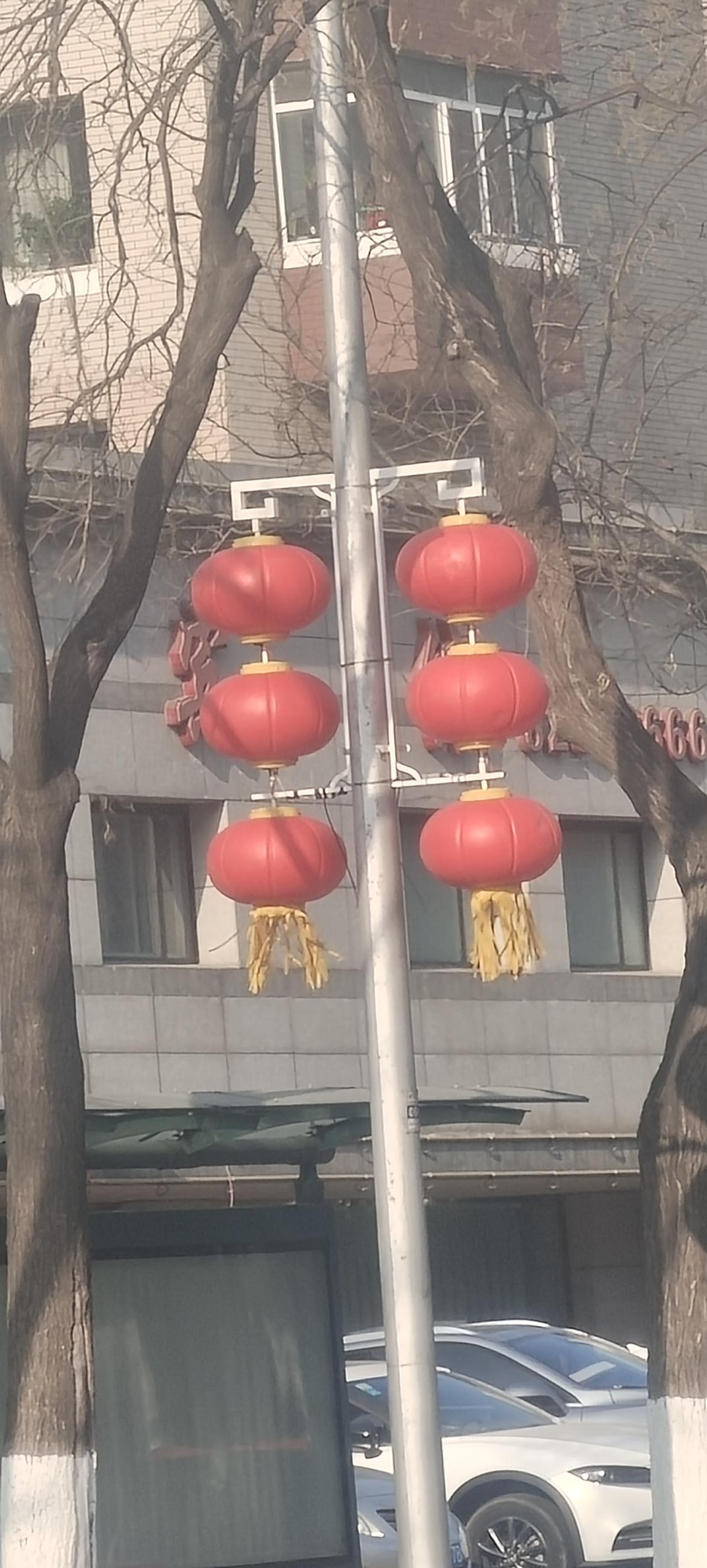 农民具体养老上，一是农民有土地，按照过去的说法，农民是有产阶级。不过现在土地的产