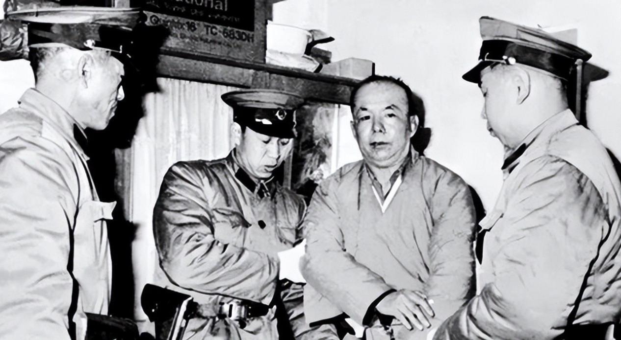 1983 年 2 月 1 日清晨，北京宣武区大耳胡同地面还结着冬日残冰。数名便衣