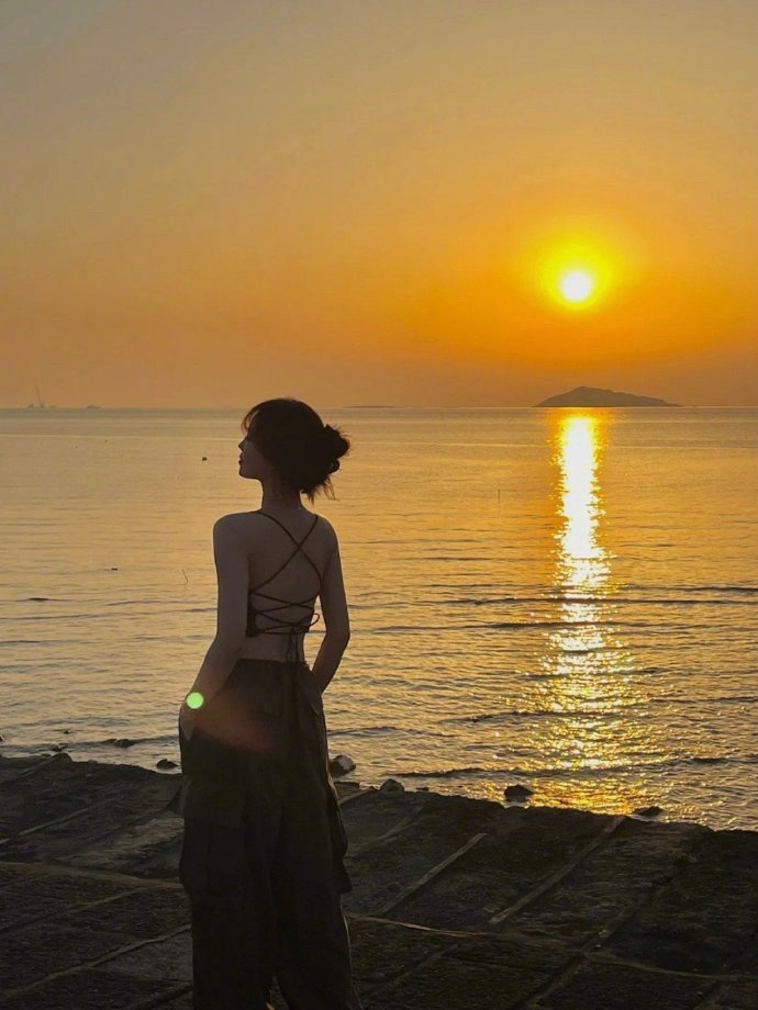 “人民日报今年的广告语：请你努力 为了你自己” 