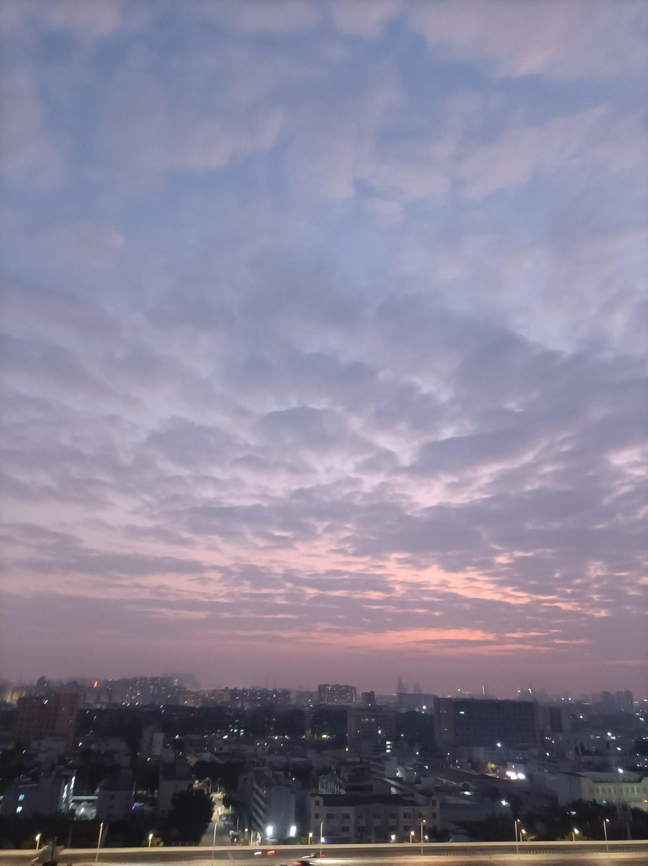 发张你手机里最美的夕阳照可以吗最美夕阳深圳天天有，这是自己阳台上拍到的落日夕阳