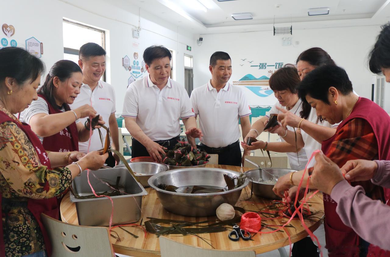 【小海镇：常态化关爱行动再启新篇】
6月22日，大丰区小海镇新时代文明实践所与大