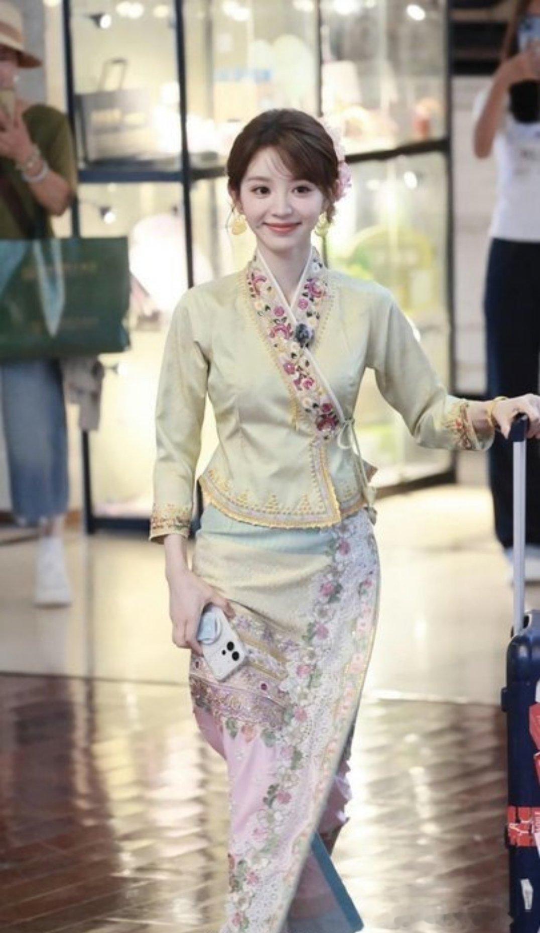 田曦薇新综艺造型傣族甜妹，好美