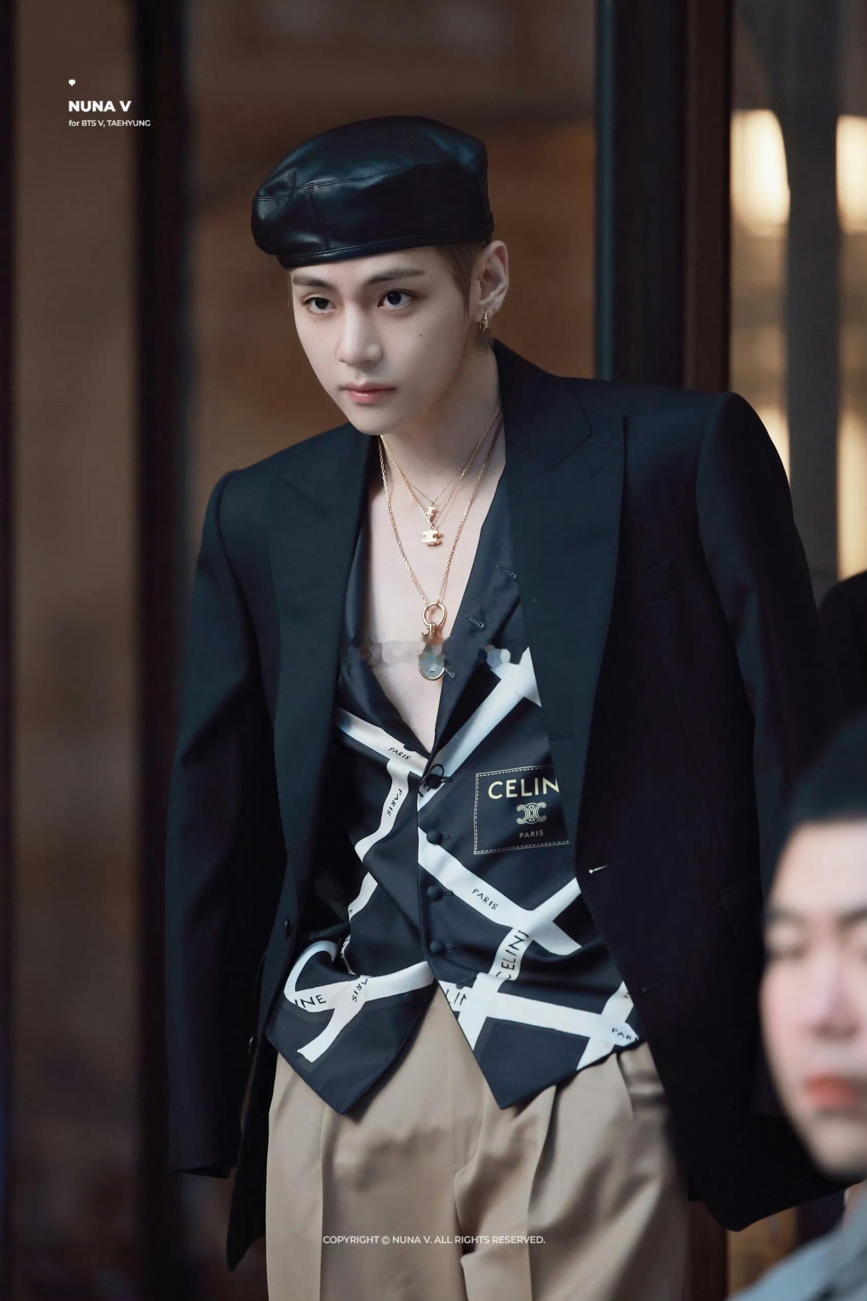 金泰亨巴黎男装周 这个皮肤质感更配这套衣服 完全就是大佬来的