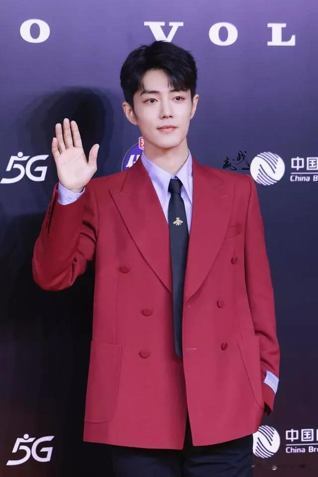 和同事说肖战是内娱最帅的男演员，被同事怼了。

他说，“你眼光好低啊！这就是最帅