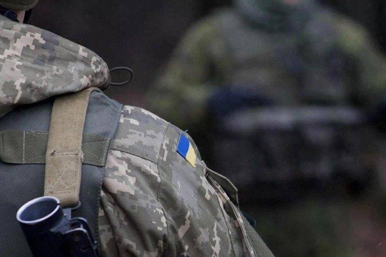 凤凰新闻【明白人！乌军士兵倒戈投俄后，公开宣布泽连斯基才是乌克兰的敌人】如今，俄