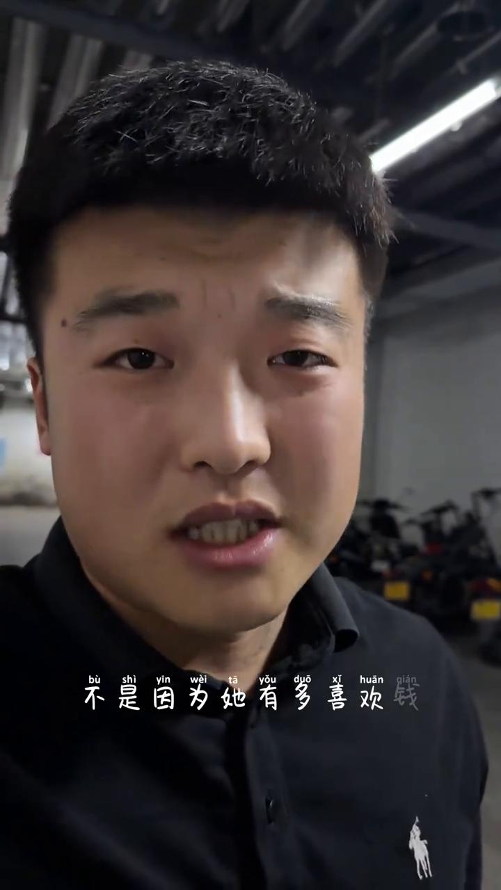 只想赚钱的姑娘。
一个只想挣钱的姑娘不是因为她有多喜欢钱，而是她明白别人的屋檐再