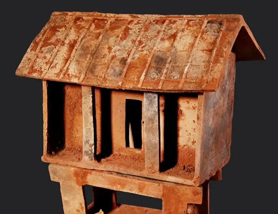 2007年，四川一七岁的男孩被拐卖，13年后，男孩来博物馆参观。

展厅里那件落