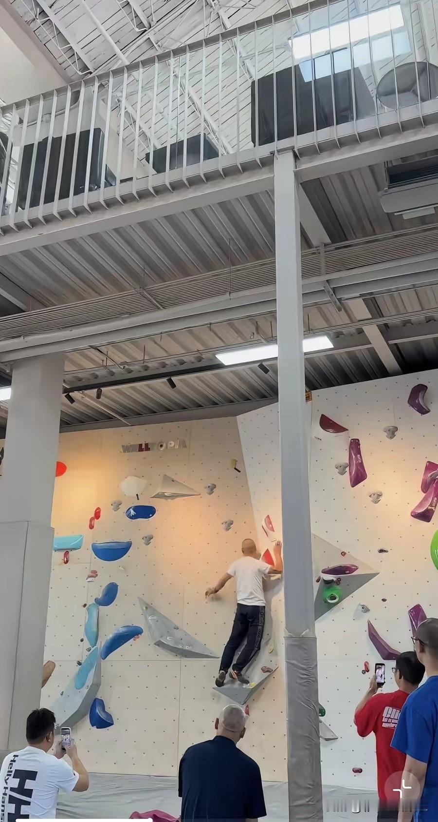 王石为了证明自己老当益壮能配得上娇妻田朴珺，居然摘掉假发攀岩，身手确实不错。
