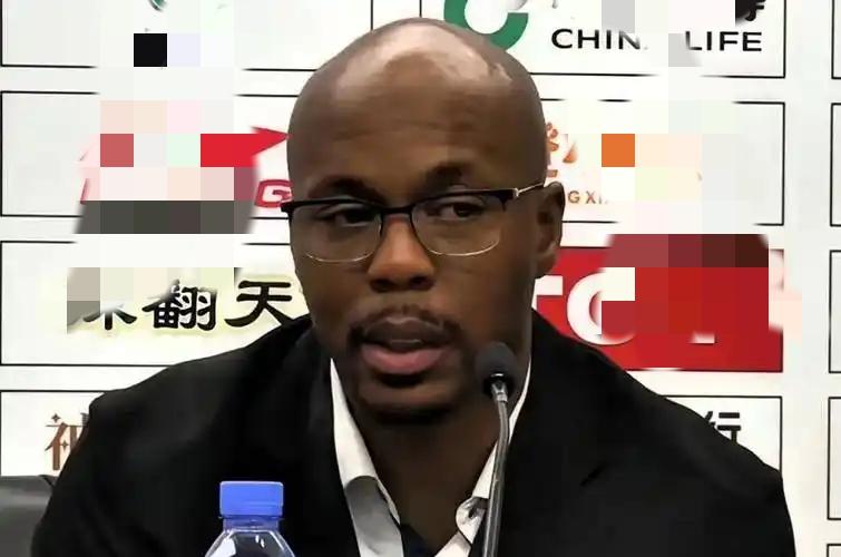 广州龙狮主教练米切尔也不行啊，明明外援伯顿这场表现更好，到了第四节却给自己加拿大