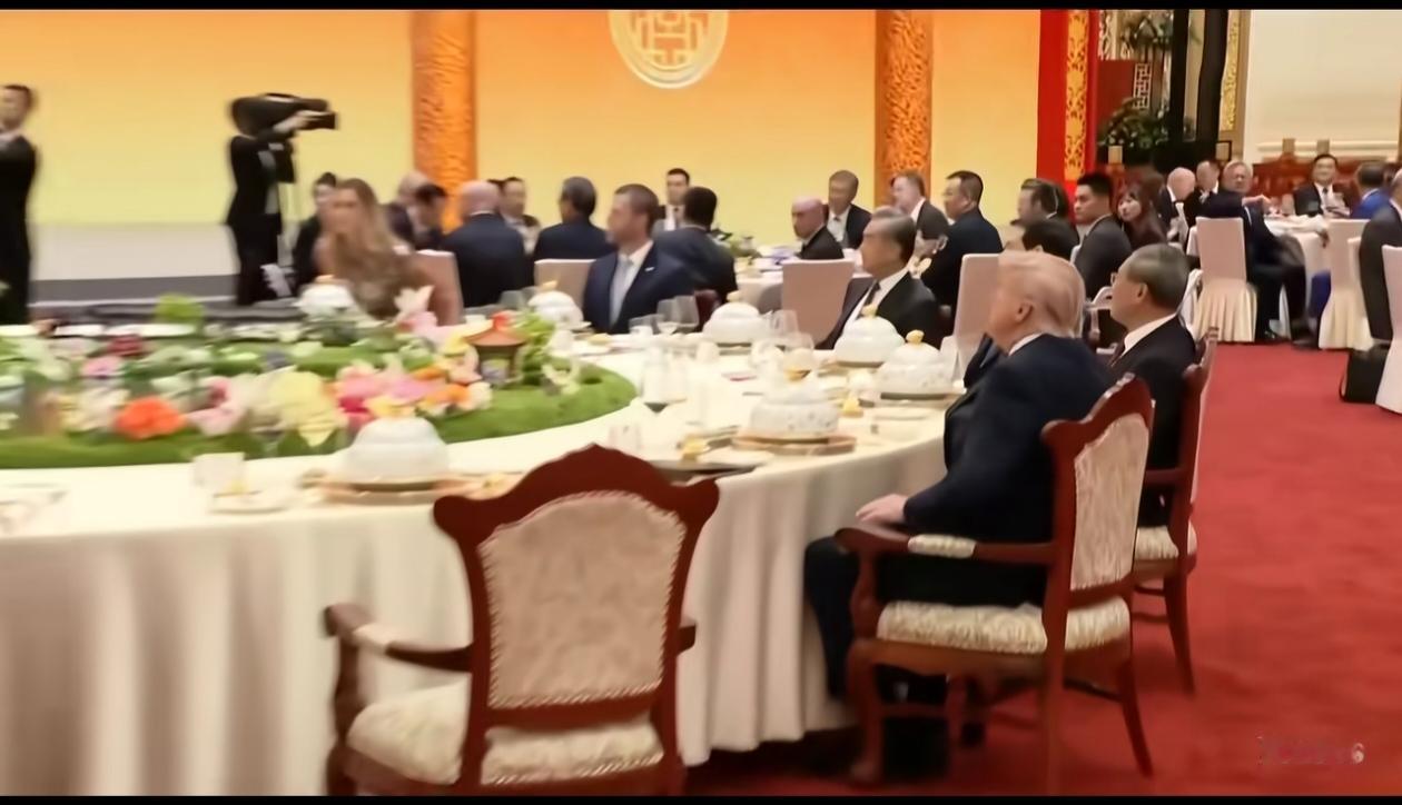 特朗普在宴会上究竟在等什么、看什么呢？显然，他在等最重要的那个人，只有此人到来，