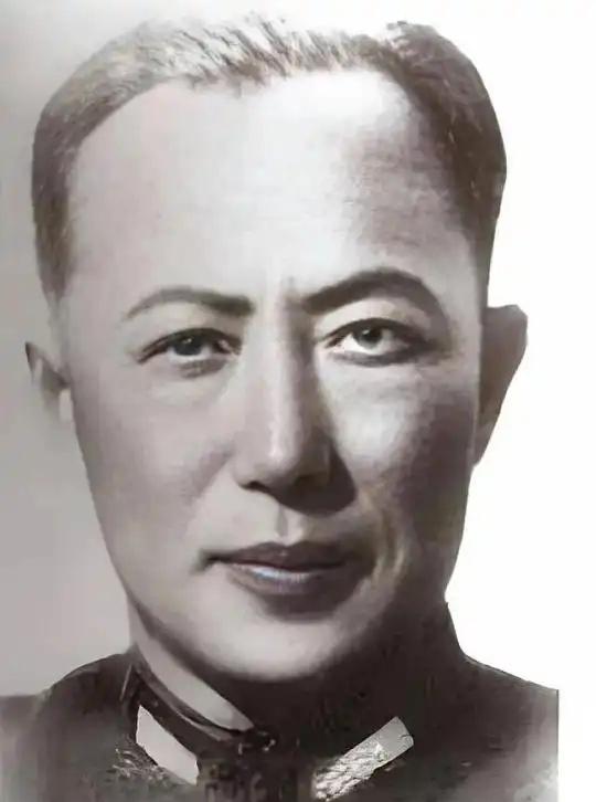 1950年，国民党中将李弥逃到台湾后，遭到弃用，他的妻子也下落不明。就在李弥绝望
